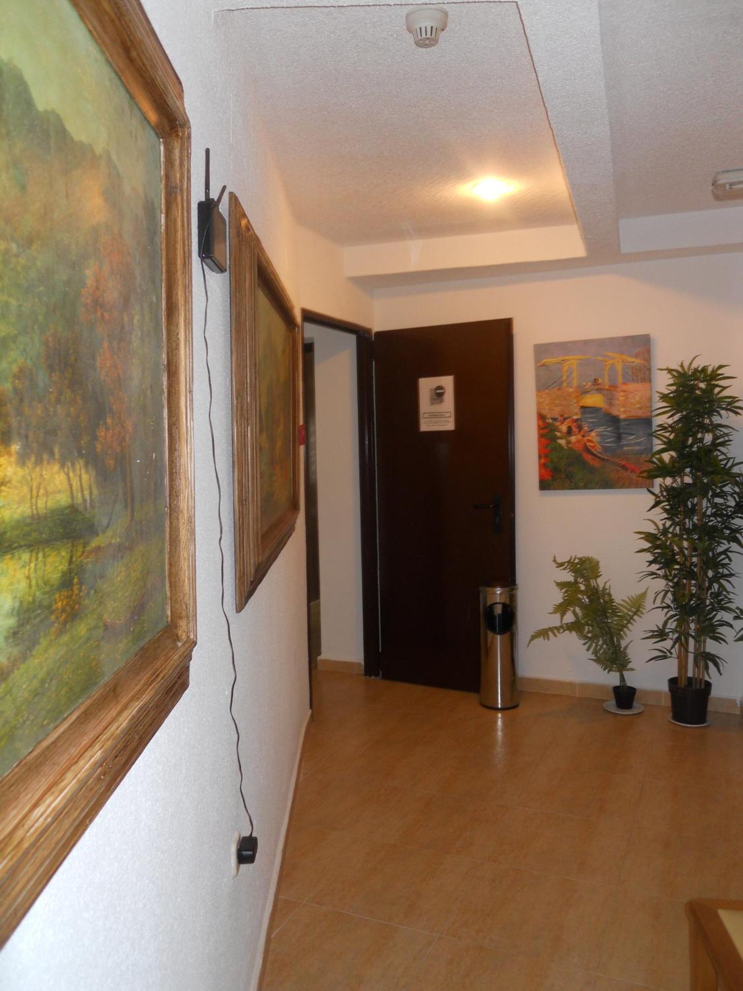 Hostal El Descanso Madrid Exterior foto