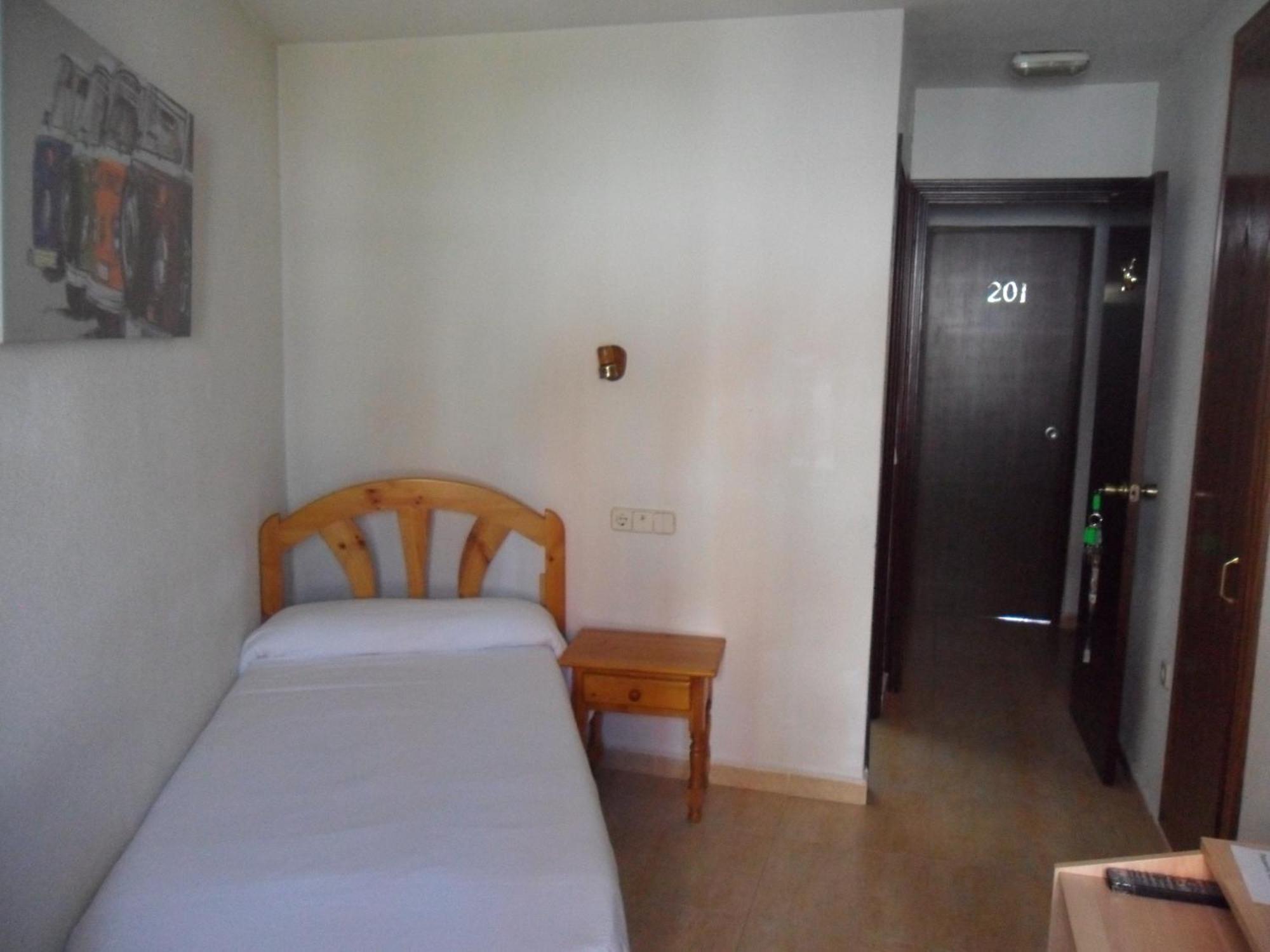 Hostal El Descanso Madrid Exterior foto