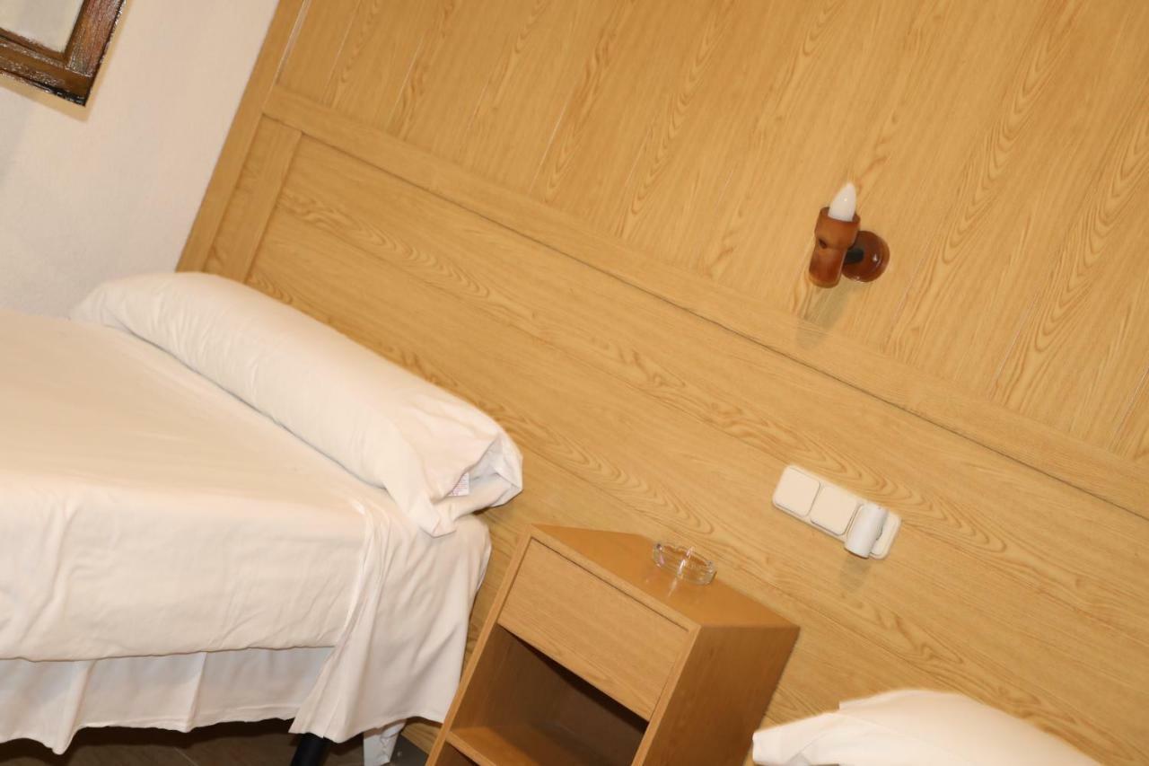 Hostal El Descanso Madrid Exterior foto