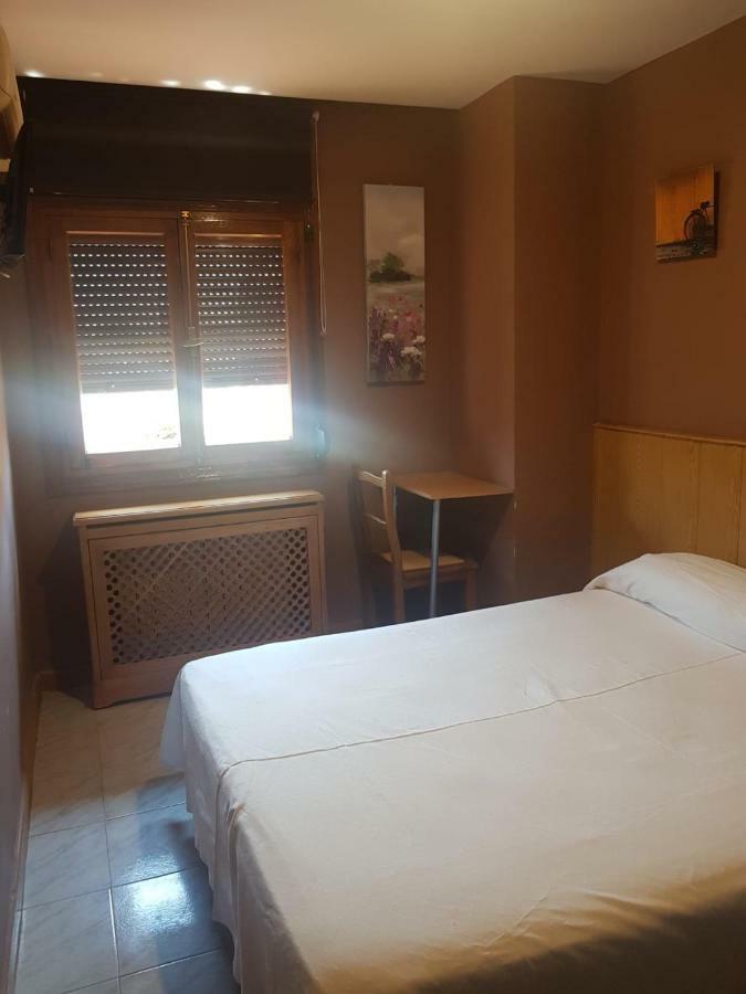 Hostal El Descanso Madrid Exterior foto