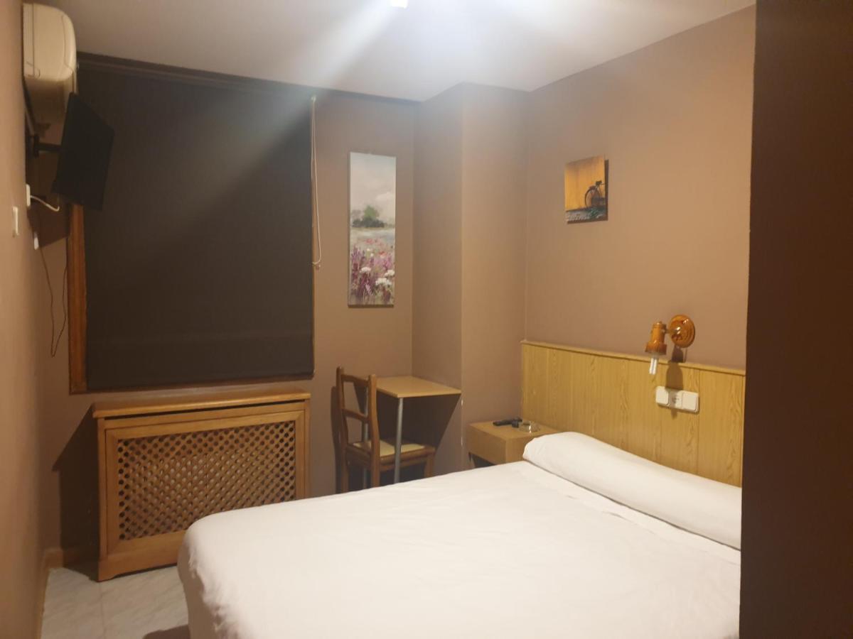 Hostal El Descanso Madrid Exterior foto